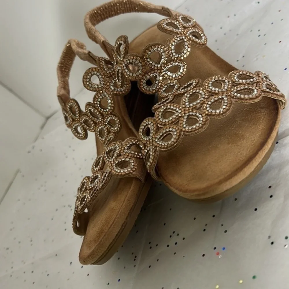 Woman’s Sandals - Picture 15 of 16